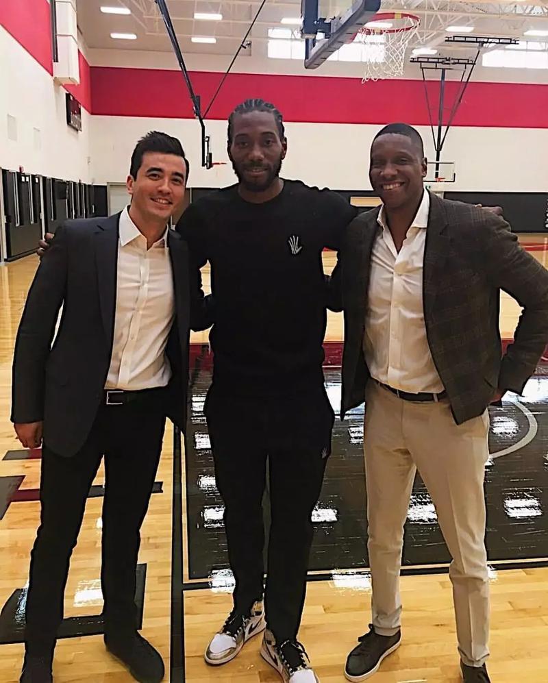 詹姆斯把不应该进总决赛的球队带进总决赛 不是黑点 你本末倒置了 阵容碾压怎么打？